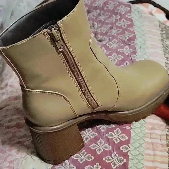 Buddie Shoes - Womens Boots